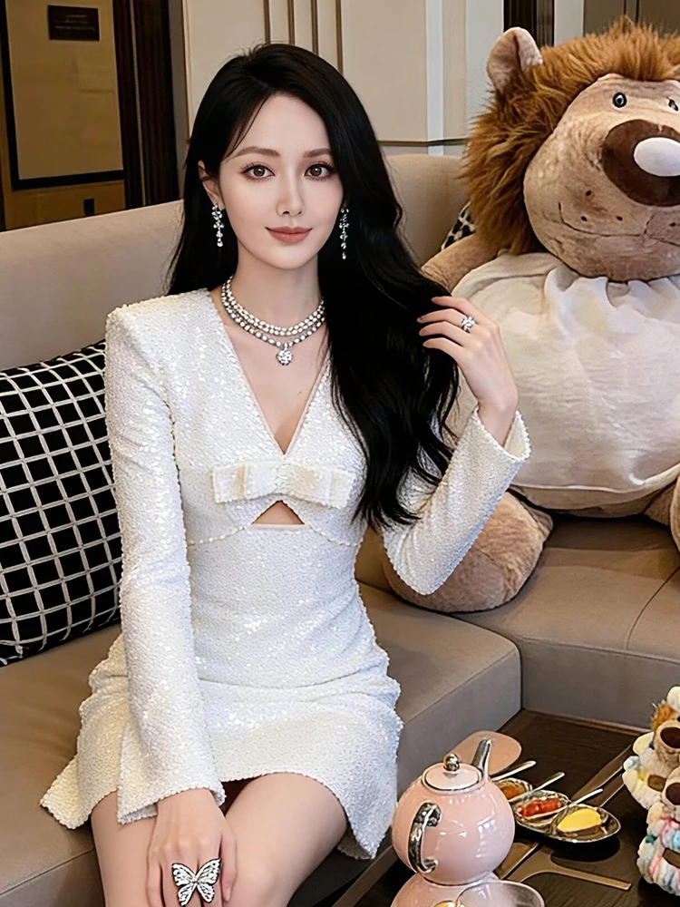 Elegant White Sequin Dress with Puff Sleeves And Bow Design for New Year's Celebration Women's Fitting Gown V-Neck Long ...
Elegant White Sequin Dress with Puff Sleeves And Bow Design for New Year's Celebration Women's Fitting Gown V-Neck Long ...