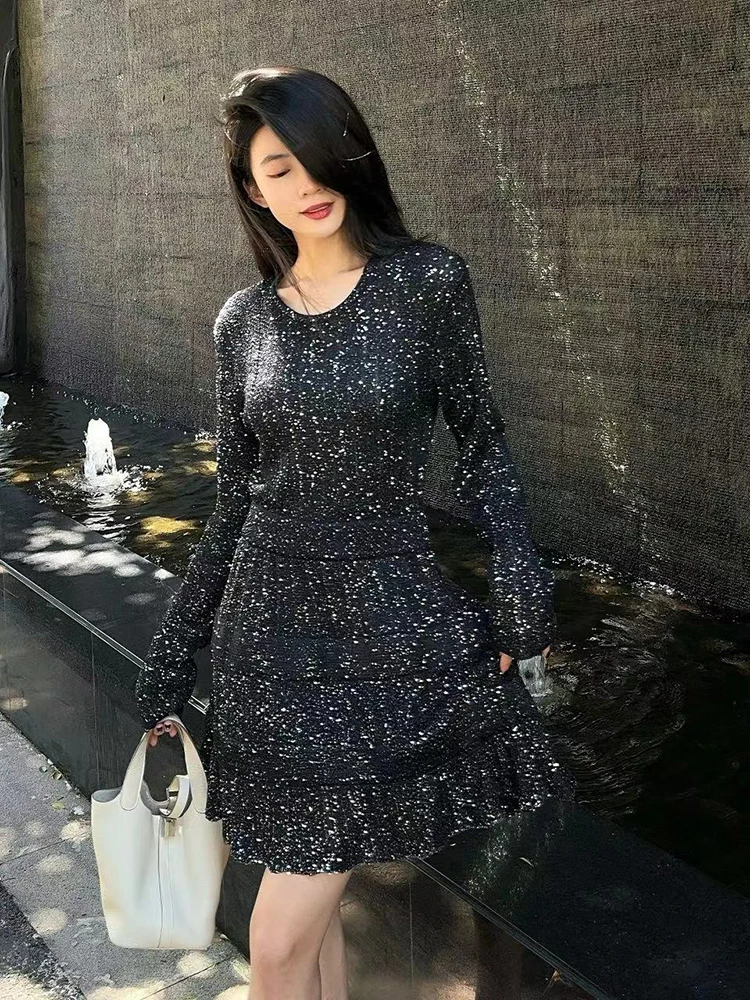 A high-end, light luxury, retro, cinched-waist long-sleeved dress with starry sky sequins for Spring and autumn 2025
A high-end, light luxury, retro, cinched-waist long-sleeved dress with starry sky sequins for Spring and autumn 2025