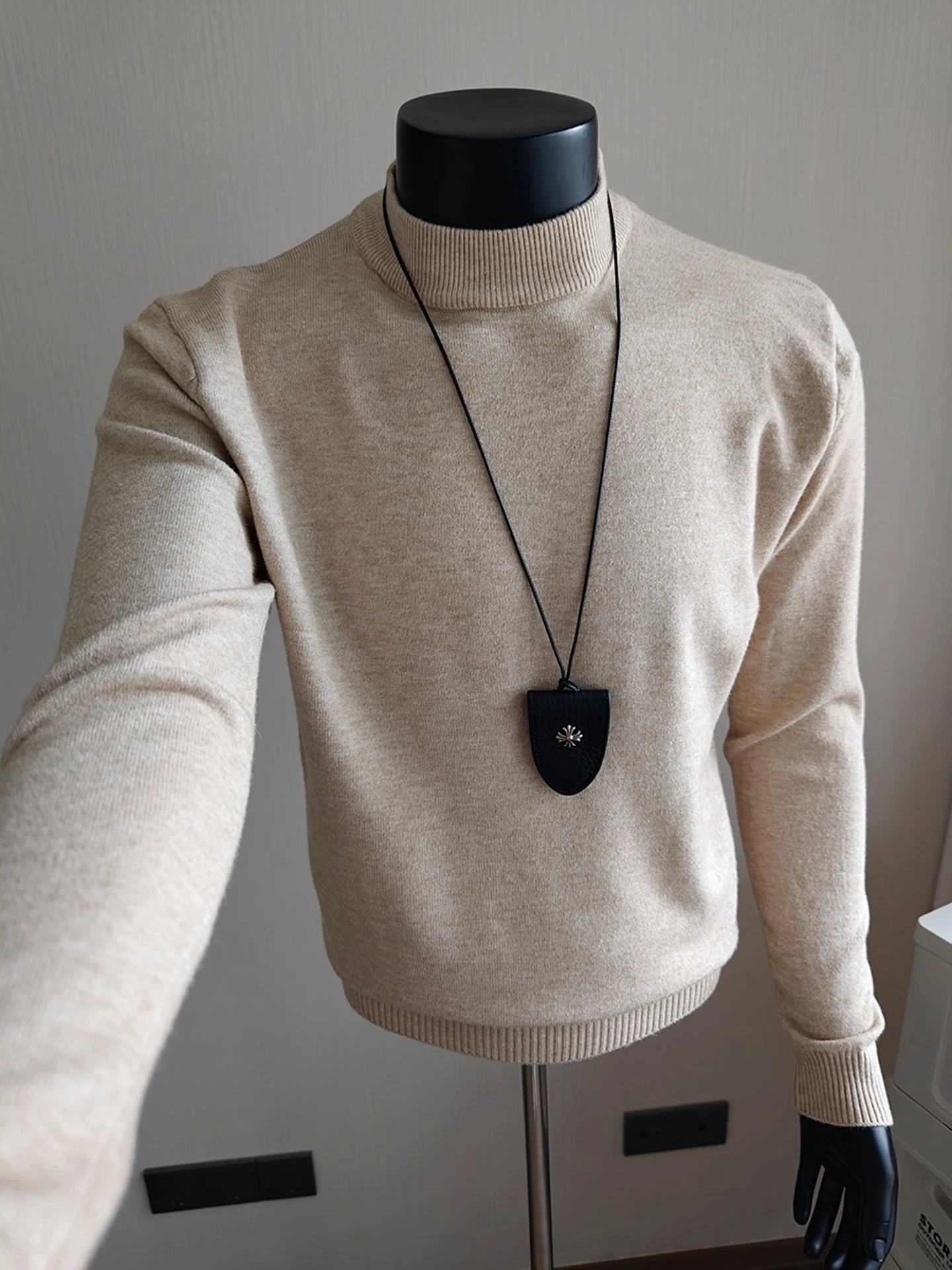 Мужской однотонный трикотажный свитер с высоким воротником, базовый слой, мягкий повседневный свитер с длинным рукавом для осени и зимы
Мужской однотонный трикотажный свитер с высоким воротником, базовый слой, мягкий повседневный свитер с длинным рукавом для осени и зимы