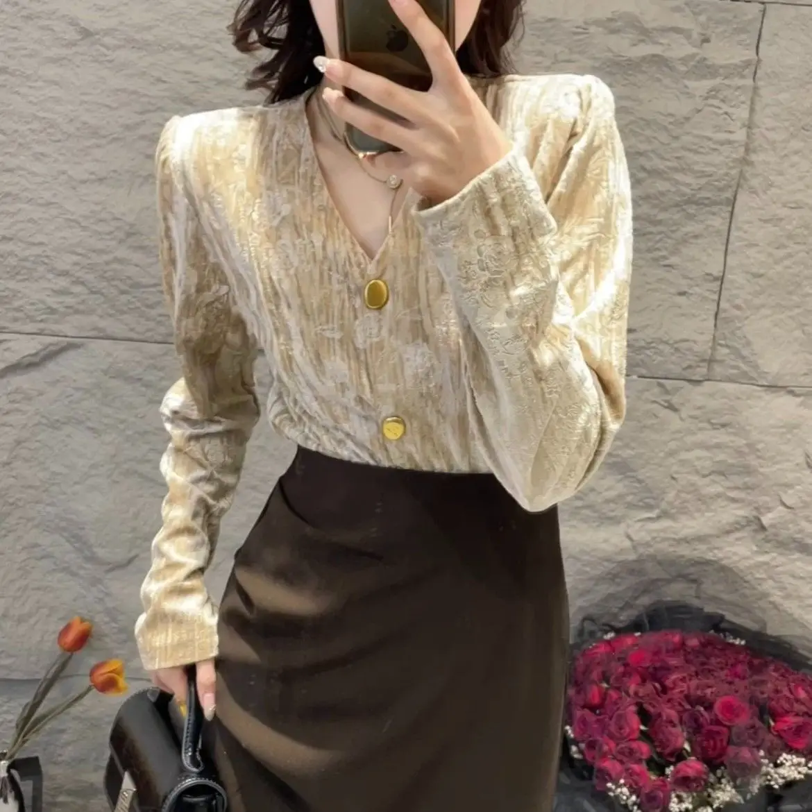 Spring Autumn New Velvet Single Breasted Shirt for Women's Korean Version Casual Temperament V-neck Temperament Versatile Shirt
Spring Autumn New Velvet Single Breasted Shirt for Women's Korean Version Casual Temperament V-neck Temperament Versatile Shirt