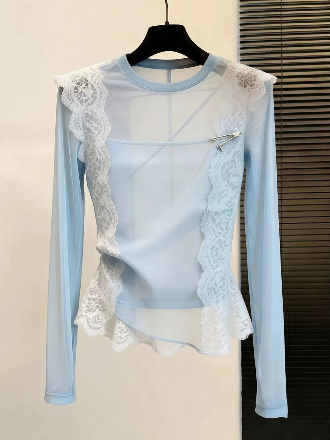 High-End Blue Lace Splice Long Sleeve T-Shirt Women's Summer 2026 New Casual Style Elegant Top Skin-friendly Breathable
High-End Blue Lace Splice Long Sleeve T-Shirt Women's Summer 2026 New Casual Style Elegant Top Skin-friendly Breathable