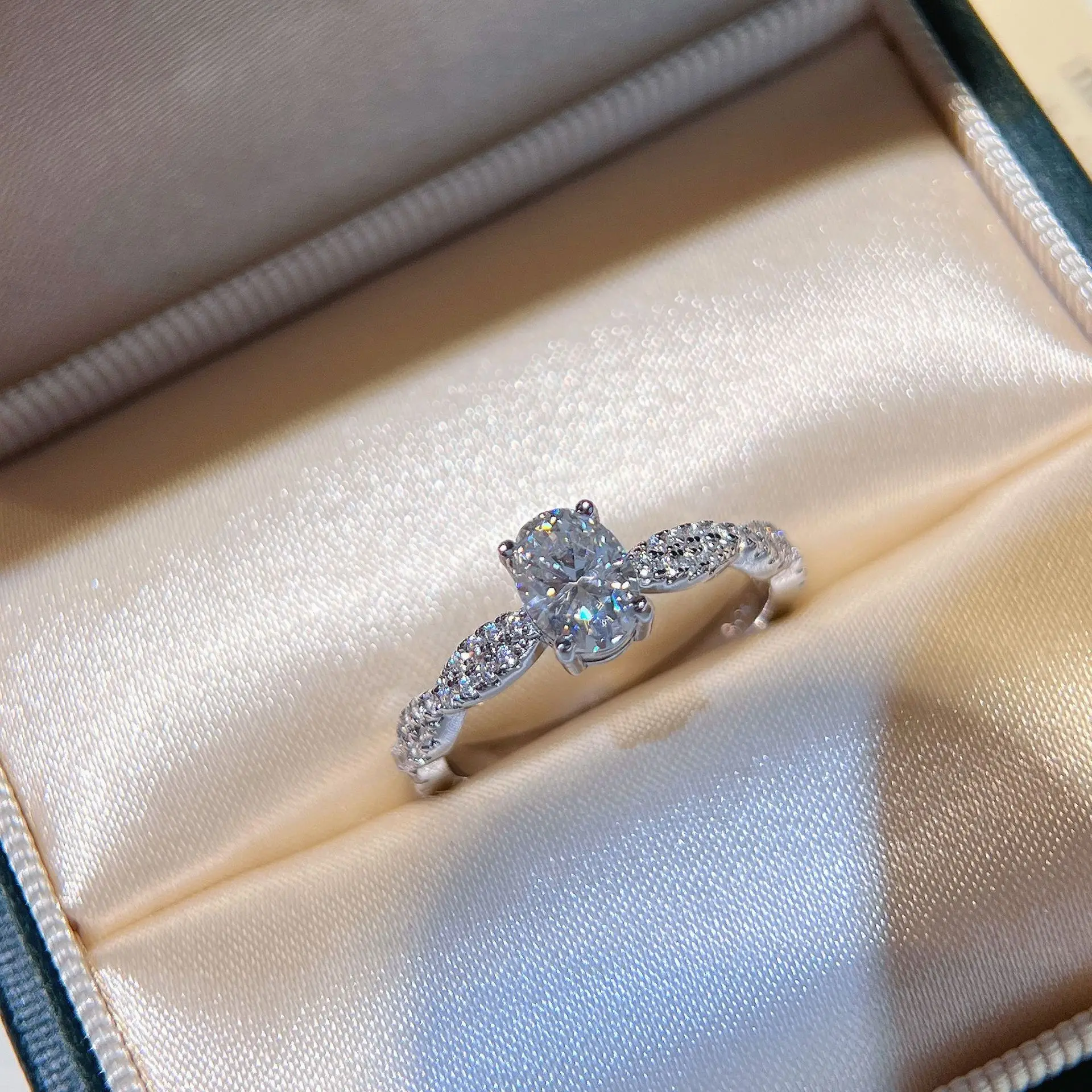 S925 Sterling Silver Plated with 18K White Gold Oval Moissanite Diamond 7*5mm/1.0ct For Women Daily Wear jewelry Free Shipping
S925 Sterling Silver Plated with 18K White Gold Oval Moissanite Diamond 7*5mm/1.0ct For Women Daily Wear jewelry Free Shipping