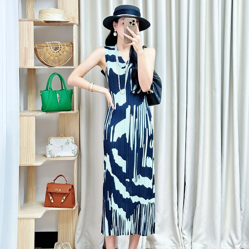 Miyake Style Pleated Retro Style Long Printed Dark Blue Dress 2025 Summer Sleeveless Round Neck Straight Pleated Skirt
Miyake Style Pleated Retro Style Long Printed Dark Blue Dress 2025 Summer Sleeveless Round Neck Straight Pleated Skirt