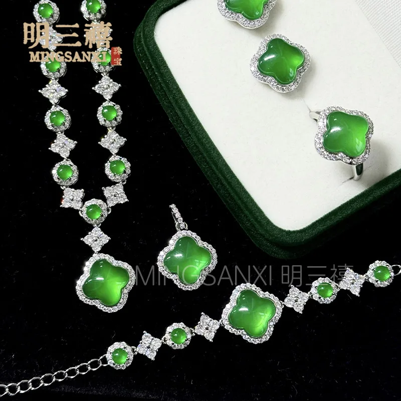 Набор из пяти предметов: колье, серьги, кольцо, браслет с подвеской в виде четырехлистного клевера из зеленого халцедона, инкрустированный роскошными камнями, в стиле «Ледяной тип»
Набор из пяти предметов: колье, серьги, кольцо, браслет с подвеской в виде четырехлистного клевера из зеленого халцедона, инкрустированный роскошными камнями, в стиле «Ледяной тип»
