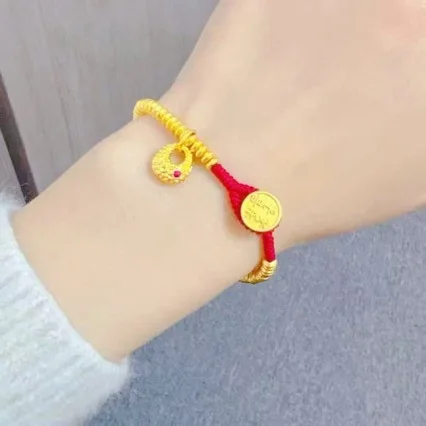 Женский браслет из 24-каратного золота (AU999) Lucky Bead Chubby Fu с красной веревкой | Двухцветные бусины из матового золота, долотые мотивы Good Fortune Ode.
Женский браслет из 24-каратного золота (AU999) Lucky Bead Chubby Fu с красной веревкой | Двухцветные бусины из матового золота, долотые мотивы Good Fortune Ode.