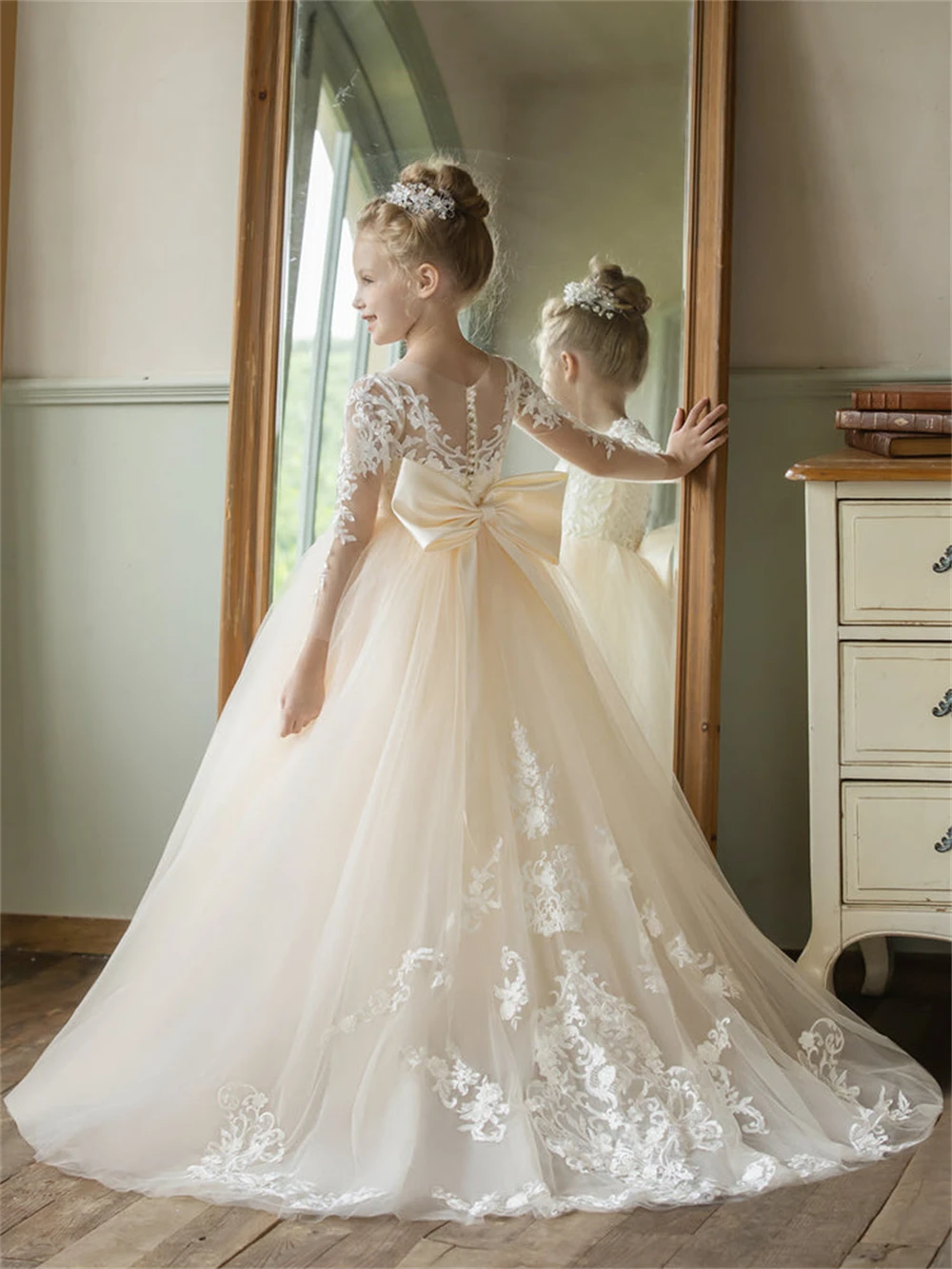 Lace Flower Girl Dress for Wedding Applique Tulle Puffy Long Sleeves A-Line with Bow Princess Birthday Party Ball Gown
Lace Flower Girl Dress for Wedding Applique Tulle Puffy Long Sleeves A-Line with Bow Princess Birthday Party Ball Gown