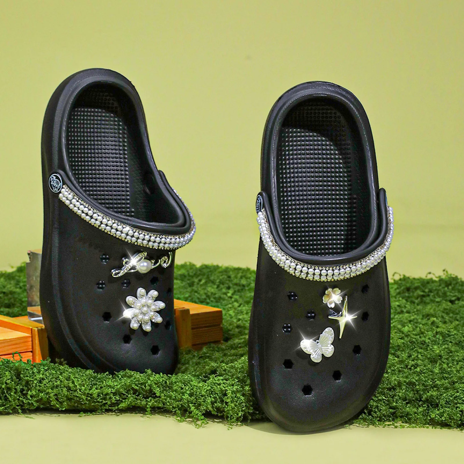 Fashion ladies' clogs outdoor and indoor, Lightweight Two-way Wear Garden shoes, Comfortable Women's Non-slip Beach shoes 666
Fashion ladies' clogs outdoor and indoor, Lightweight Two-way Wear Garden shoes, Comfortable Women's Non-slip Beach shoes 666