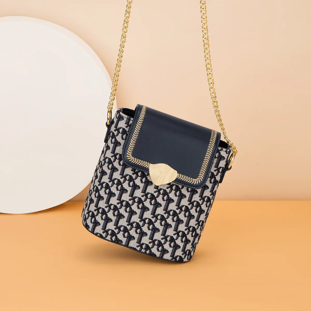 2024 New Casual Large Capacity Flap Crossbody Bags Fashion Retro Printed Phone Bucket Shoulder Bags Women Luxury Chain Handbags
2024 New Casual Large Capacity Flap Crossbody Bags Fashion Retro Printed Phone Bucket Shoulder Bags Women Luxury Chain Handbags