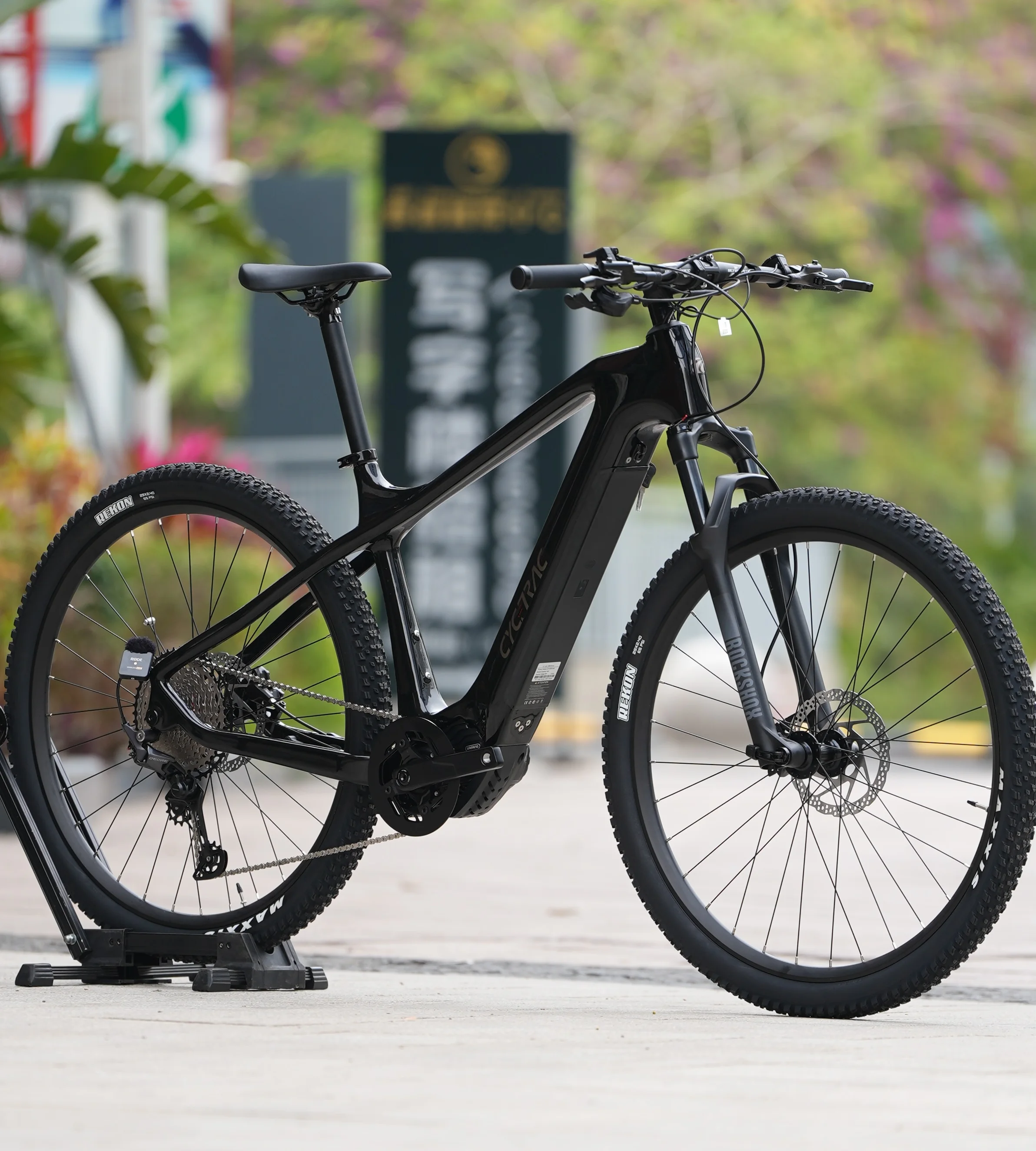 Carbon Fiber Electric Mountain Bike 27.5 29 Inch 500W Mid Drive E Bike 48V Concealed Battery 12 Speed
Carbon Fiber Electric Mountain Bike 27.5 29 Inch 500W Mid Drive E Bike 48V Concealed Battery 12 Speed