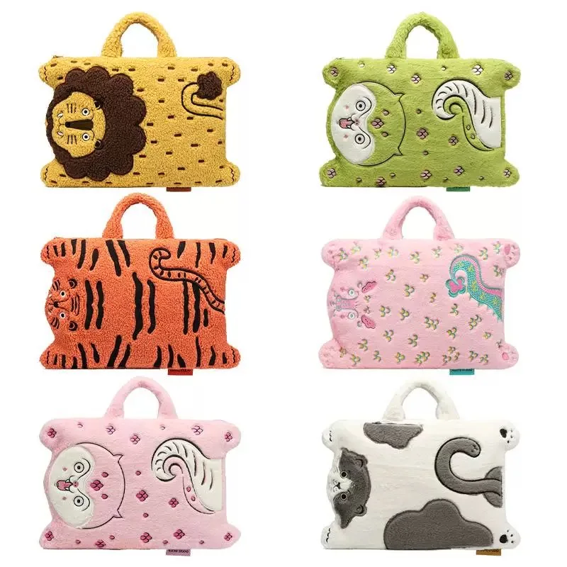 Original design cute plush hand-held cross-body computer bag, suitable for laptops within 16 inches
Original design cute plush hand-held cross-body computer bag, suitable for laptops within 16 inches