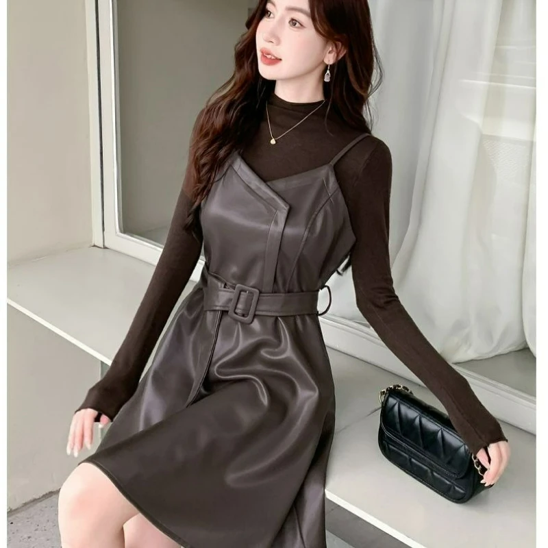 Осень-зима 2026. Платье из двух частей из искусственной кожи. Новый стиль для женщин. Модное платье с длинными рукавами и затянутой талией.
Осень-зима 2026. Платье из двух частей из искусственной кожи. Новый стиль для женщин. Модное платье с длинными рукавами и затянутой талией.