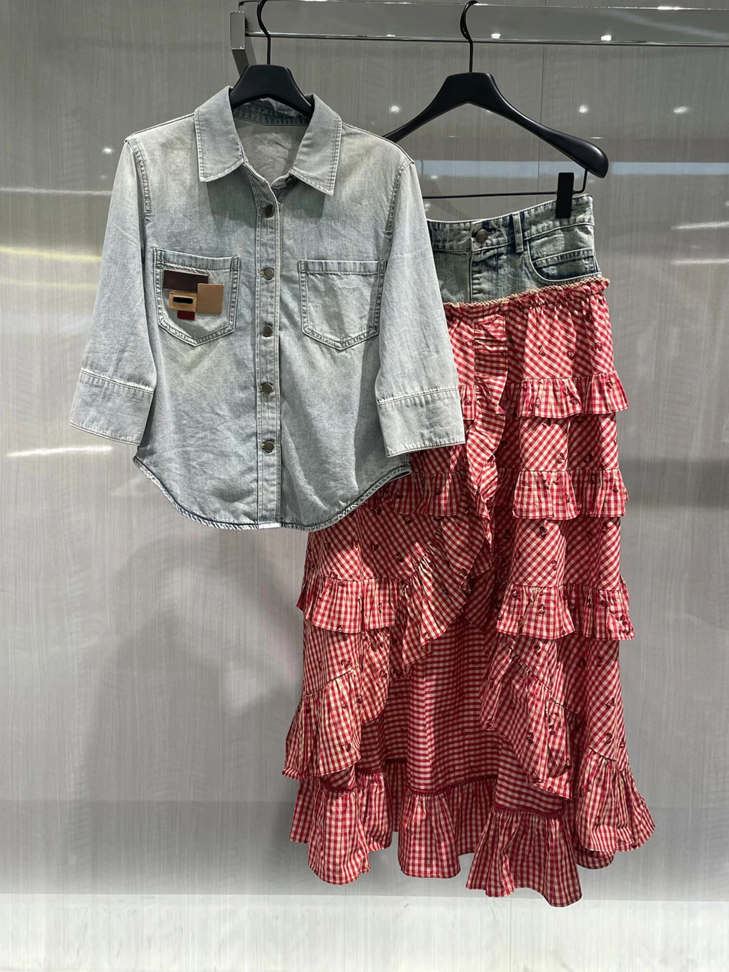 Premium Denim Shirt Women's Fashion Summer Design Washed Patchwork Vintage Style Top Short Length Button Closure Casual Wear
Premium Denim Shirt Women's Fashion Summer Design Washed Patchwork Vintage Style Top Short Length Button Closure Casual Wear