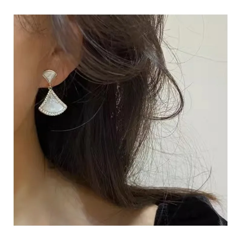 White Shell Small Fan Earrings Women's New Earrings Popular Internet Celebrity New Trendy High-end Light Luxury Earrings
White Shell Small Fan Earrings Women's New Earrings Popular Internet Celebrity New Trendy High-end Light Luxury Earrings
