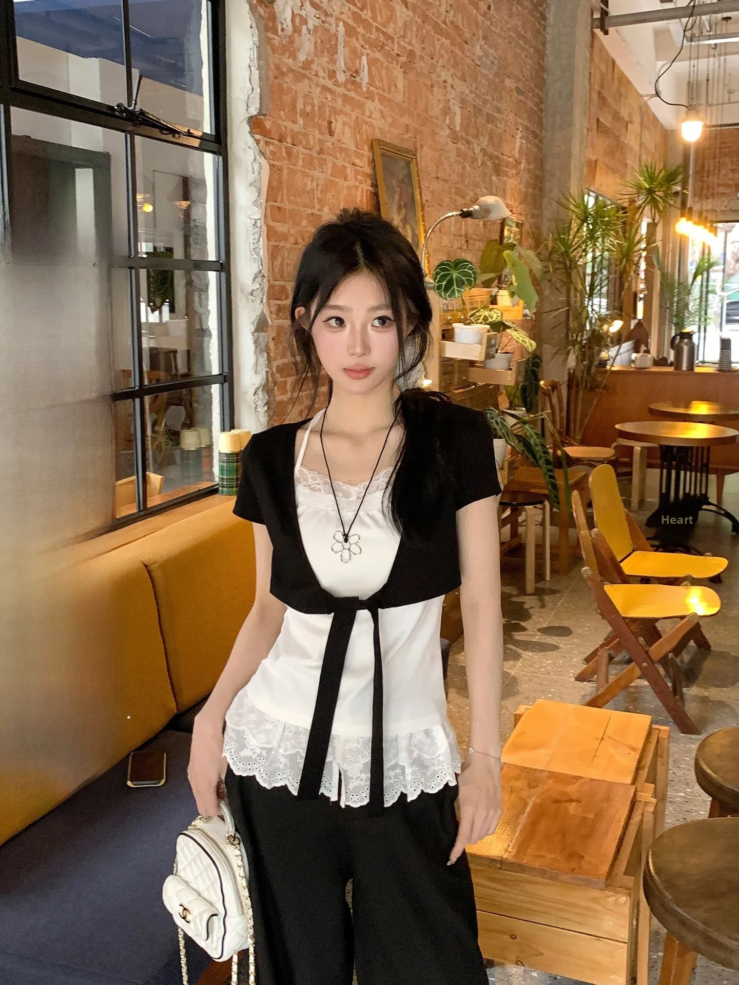 Summer Short Sleeve T-Shirt Women's Korean Style Unique Design Beautiful Lace Neck Hanging Top Song Zhengen Fake Two-Piece
Summer Short Sleeve T-Shirt Women's Korean Style Unique Design Beautiful Lace Neck Hanging Top Song Zhengen Fake Two-Piece