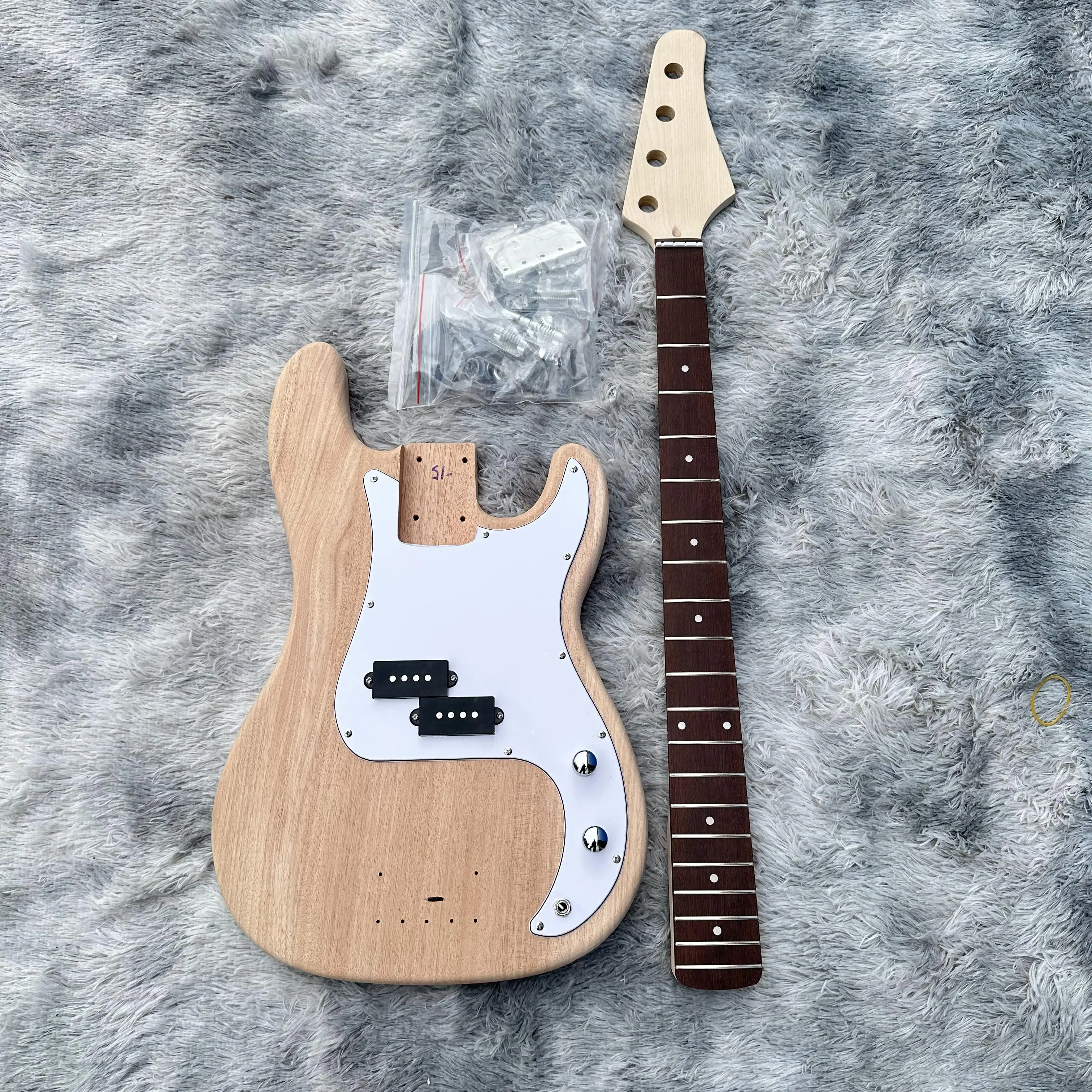 Factory Unpaid Order DIY BASS Electric Guitar with Rosewood Neck Free Shipping
Factory Unpaid Order DIY BASS Electric Guitar with Rosewood Neck Free Shipping