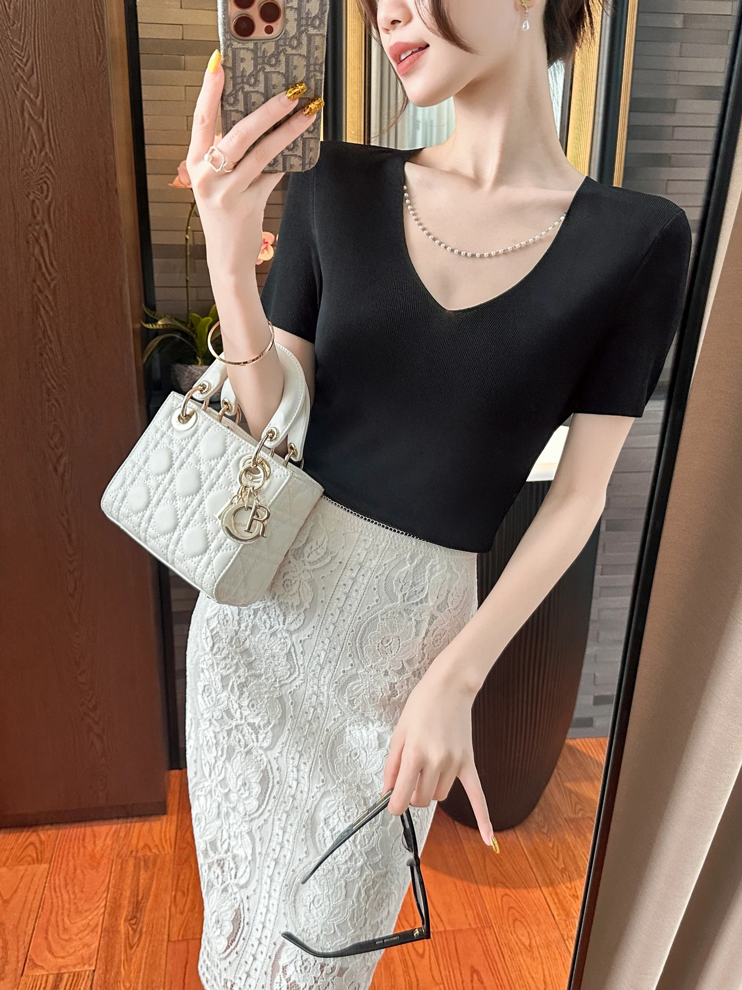 You See Self-Adhesive Swan Neck Filter High-End Black V-Neck Knitted Sweater Commute Style Slim Fit OL Fashion Short Sleeve
You See Self-Adhesive Swan Neck Filter High-End Black V-Neck Knitted Sweater Commute Style Slim Fit OL Fashion Short Sleeve
