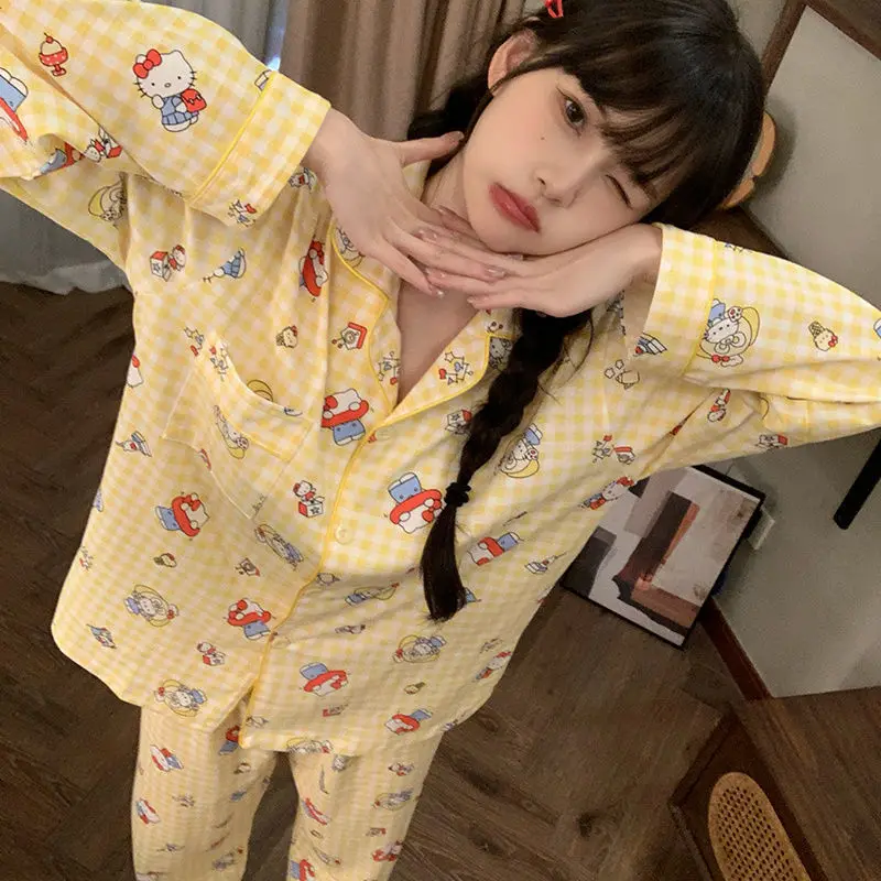 Sanrio, популярные пижамы с героями мультфильмов, пижамы Kitty, милый стиль, женские весенне-осенние новые брюки с длинными рукавами, свободная домашняя одежда для отдыха
Sanrio, популярные пижамы с героями мультфильмов, пижамы Kitty, милый стиль, женские весенне-осенние новые брюки с длинными рукавами, свободная домашняя одежда для отдыха