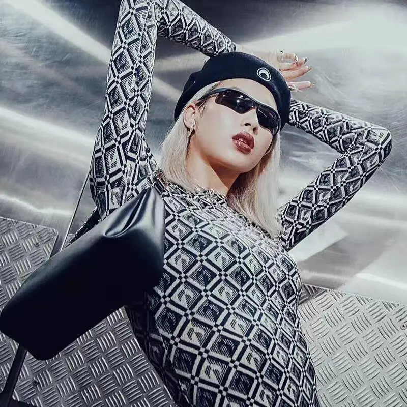 Топ из ледяного шелка, женская футболка с длинным рукавом, солнцезащитный крем с геометрическим узором, эластичный облегающий крой, европейско-американская мода, новинка весны
Топ из ледяного шелка, женская футболка с длинным рукавом, солнцезащитный крем с геометрическим узором, эластичный облегающий крой, европейско-американская мода, новинка весны