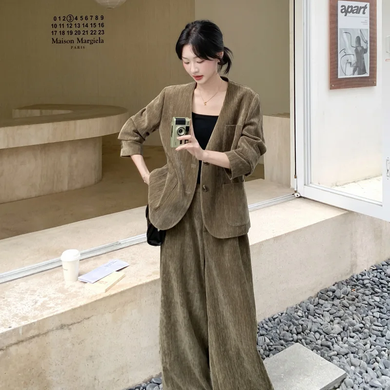 V-neck loose solid color suit jacket+casual wide leg pants women's autumn 2025 new temperament commuting two-piece set
V-neck loose solid color suit jacket+casual wide leg pants women's autumn 2025 new temperament commuting two-piece set