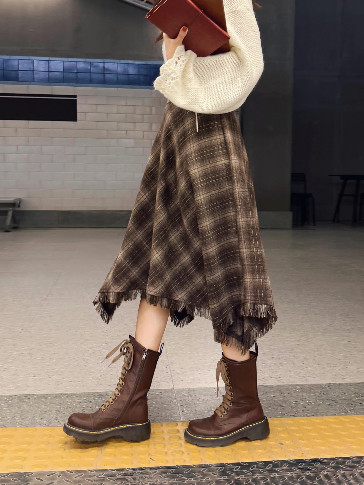 High Waist Plaid Midi Skirt Asymmetrical Tassel Detail Woolen Coffee Color Retro Style Women's City Commute Daily Travel Skirt
High Waist Plaid Midi Skirt Asymmetrical Tassel Detail Woolen Coffee Color Retro Style Women's City Commute Daily Travel Skirt
