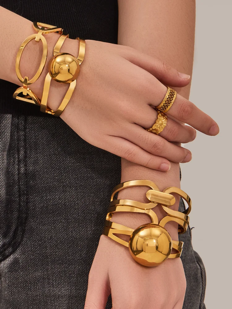 Faionable Large round Bead Hollow Titanium Steel Bracelet Women's Exaggerated Personali Design 8K Gold Plated Accory
Faionable Large round Bead Hollow Titanium Steel Bracelet Women's Exaggerated Personali Design 8K Gold Plated Accory