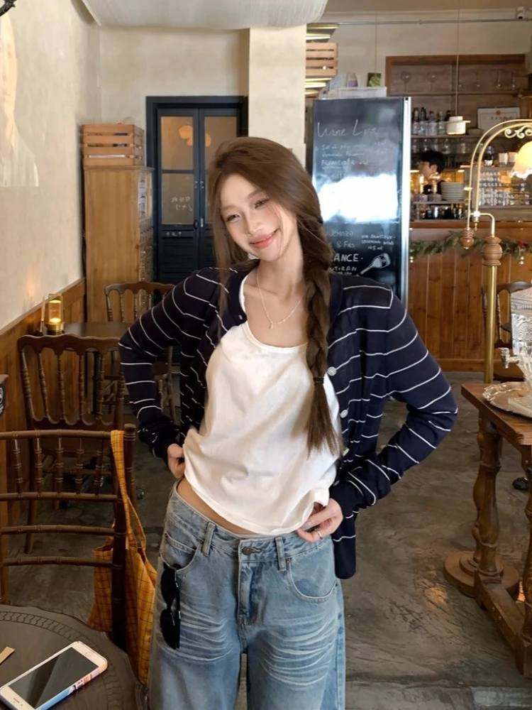 2025 New Korean Striped Cardigan Women Y2K Fall Fashion Oversized Knit Tops Slim Casual Blouse Cardigan Sweaters Streetwear Tops
2025 New Korean Striped Cardigan Women Y2K Fall Fashion Oversized Knit Tops Slim Casual Blouse Cardigan Sweaters Streetwear Tops