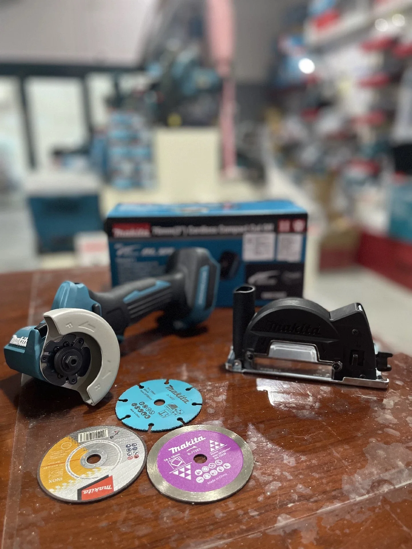 New Makita DMC300 Small Cutting Machine Compact Cut OFF 18V Lithium Brushless 76MM 20000RPM Mini Angle Grinder Bare Tool
New Makita DMC300 Small Cutting Machine Compact Cut OFF 18V Lithium Brushless 76MM 20000RPM Mini Angle Grinder Bare Tool