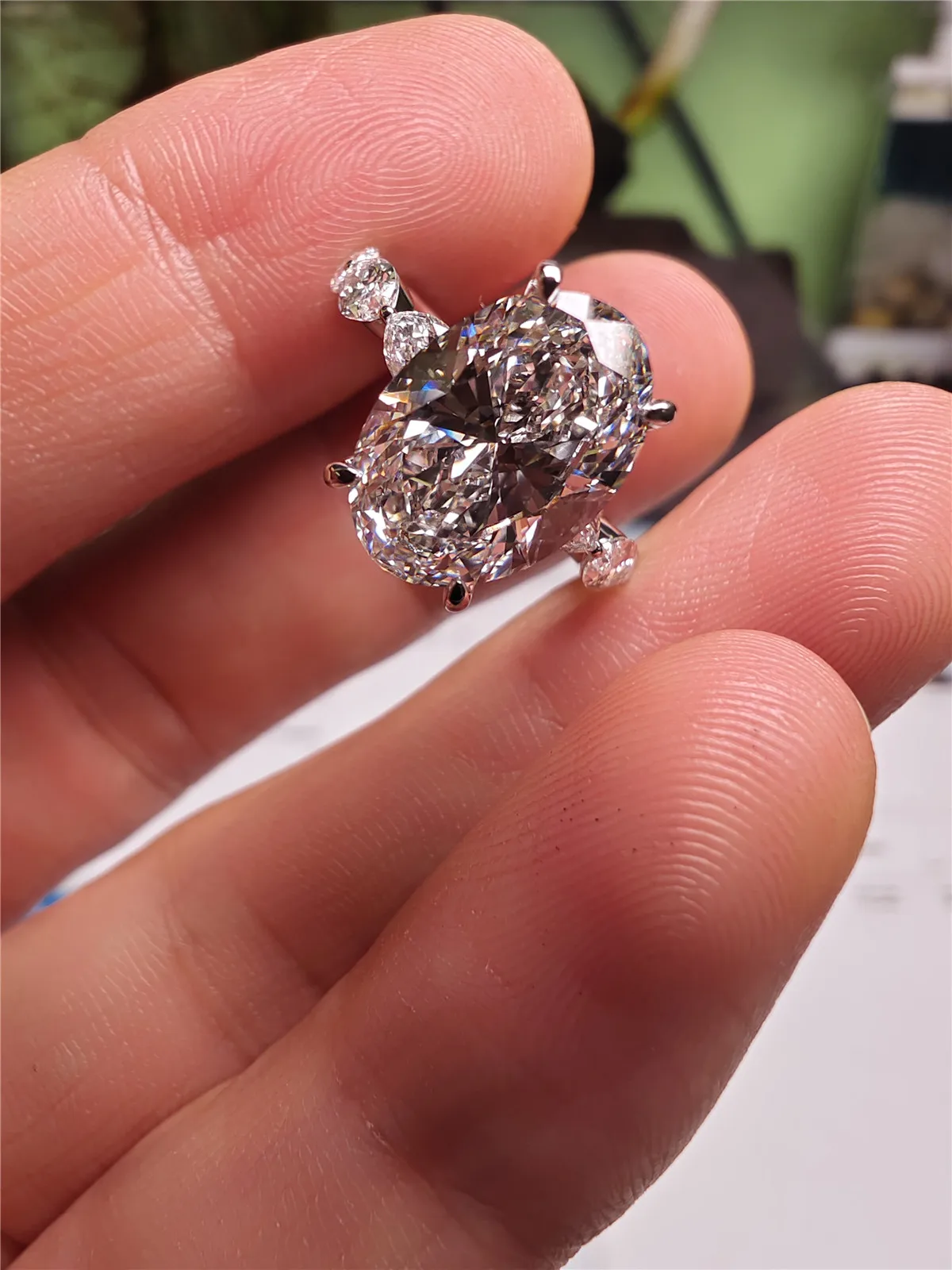 Обручальное кольцо из цельного золота 18 карат с овальным бриллиантом 4CT E VVS2, акцентрированное бриллиантами маркизы, платиновое обручальное кольцо на заказ
Обручальное кольцо из цельного золота 18 карат с овальным бриллиантом 4CT E VVS2, акцентрированное бриллиантами маркизы, платиновое обручальное кольцо на заказ