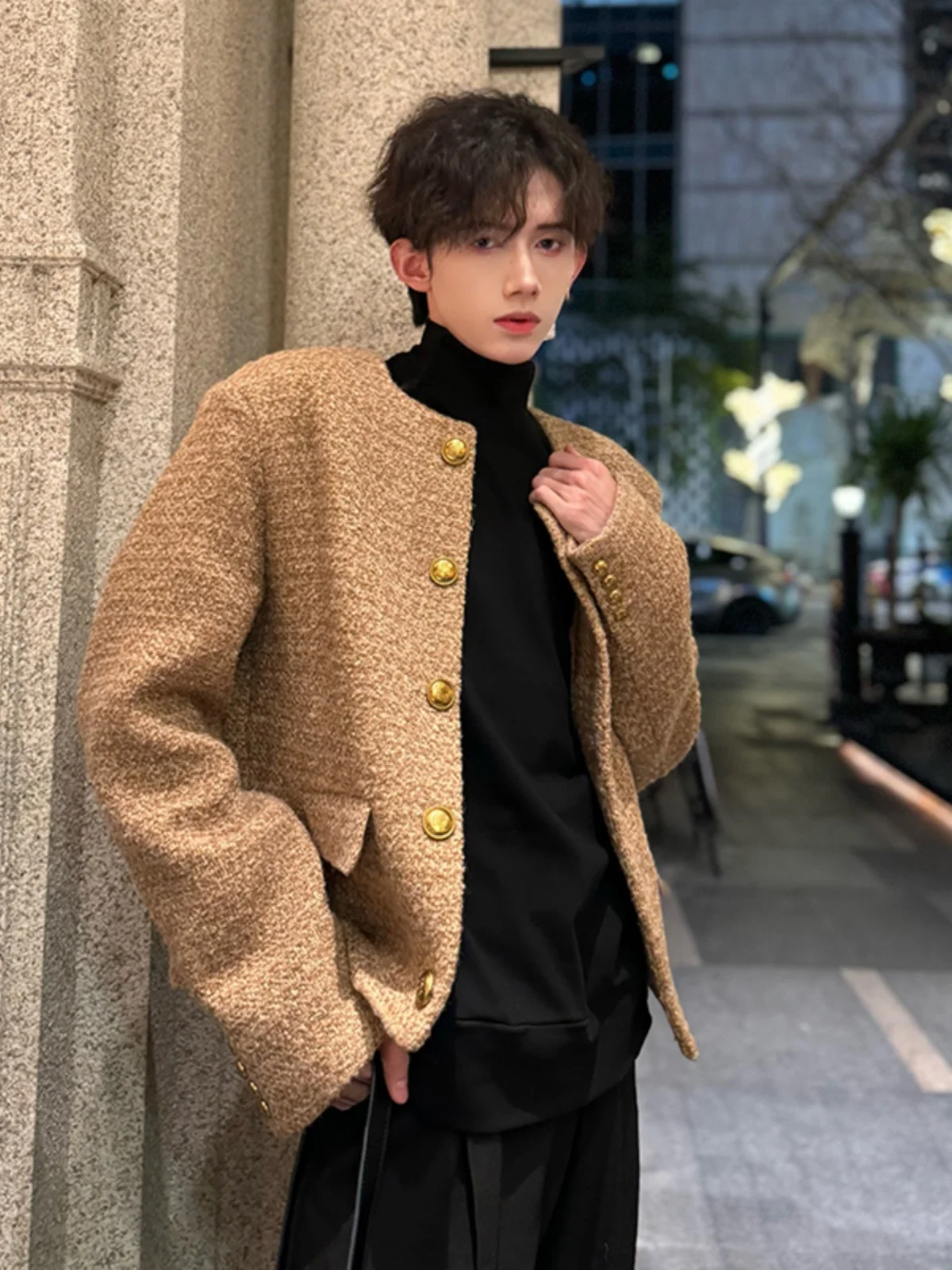High-End Men's ort oulder-Padded Woolen Jaet Faionable Little Bla Dr Sle Outerwear for New Year's Celebration
High-End Men's ort oulder-Padded Woolen Jaet Faionable Little Bla Dr Sle Outerwear for New Year's Celebration