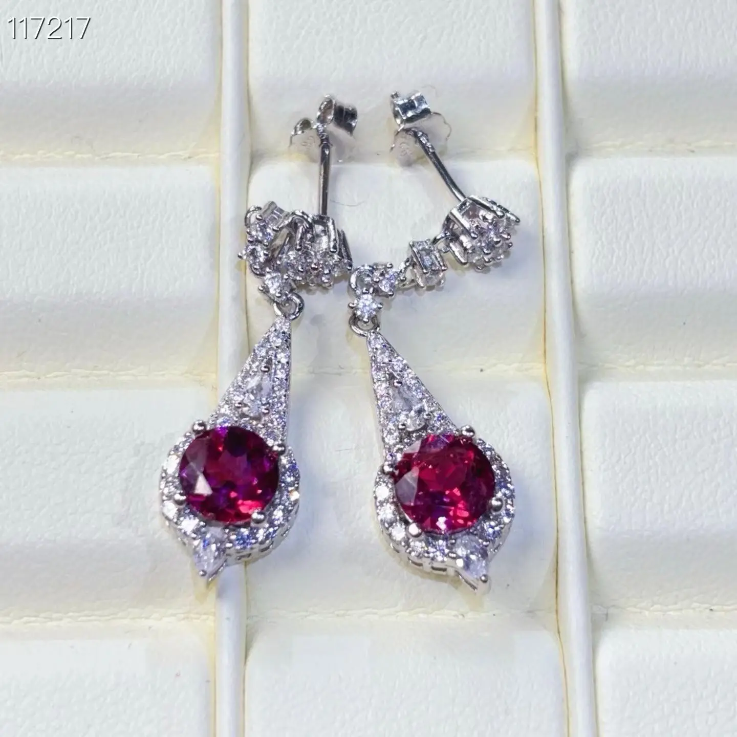 Pure 925 Silver Earrings Natural Garnet Earrings 6mm 1.4ct VVS Grade Mozambique Garnet Jewelry with 18K Gold Plating
Pure 925 Silver Earrings Natural Garnet Earrings 6mm 1.4ct VVS Grade Mozambique Garnet Jewelry with 18K Gold Plating