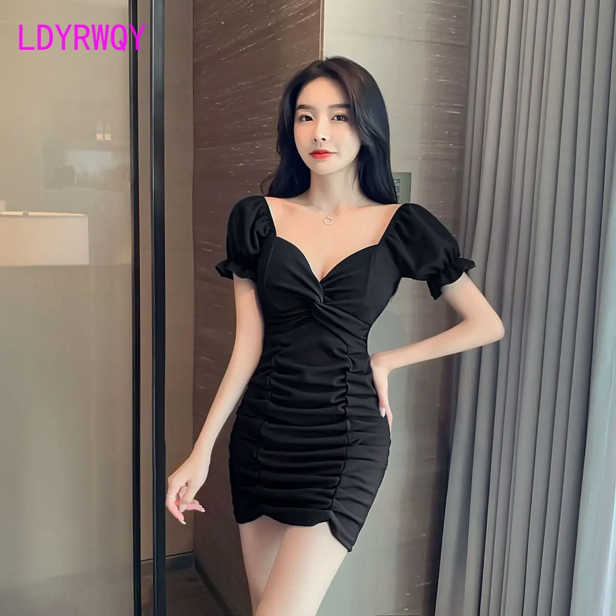 Night head office sexy low-cut dress covers the belly and shows thin new summer pleats and buttocks foot bath technician
Night head office sexy low-cut dress covers the belly and shows thin new summer pleats and buttocks foot bath technician