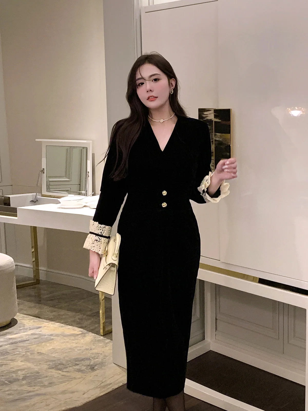 Женская осенняя новинка: облегающее бархатное платье больших размеров с высокой талией, в стиле ретро, для повседневной носки, с V-образным вырезом.
Женская осенняя новинка: облегающее бархатное платье больших размеров с высокой талией, в стиле ретро, для повседневной носки, с V-образным вырезом.