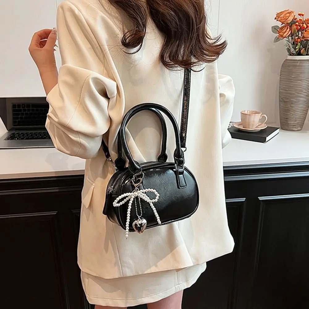 Portable PU Leather PU Bowling Bag With Pendant Solid Color Silver Handbag Large Capacity Crossbody Bag Boston Bag Streetwear
Portable PU Leather PU Bowling Bag With Pendant Solid Color Silver Handbag Large Capacity Crossbody Bag Boston Bag Streetwear