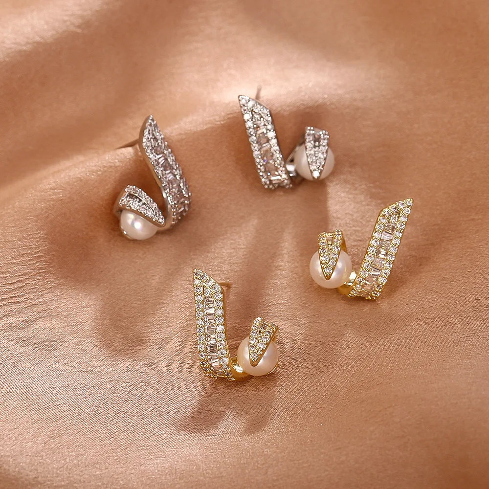 Fashionable and exquisite pearl earrings, high-end micro-encrusted zircon earrings, niche design, irregular temperament earrings
Fashionable and exquisite pearl earrings, high-end micro-encrusted zircon earrings, niche design, irregular temperament earrings