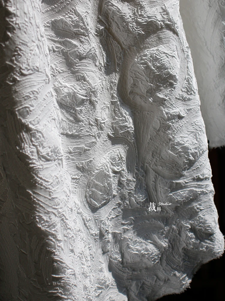 Жаккардовая ткань, плотная текстура, плиссированная белая одежда, дизайнерская оптовая продажа, ткань для одежды «сделай сам», счетчики шитья, полиэстер
Жаккардовая ткань, плотная текстура, плиссированная белая одежда, дизайнерская оптовая продажа, ткань для одежды «сделай сам», счетчики шитья, полиэстер