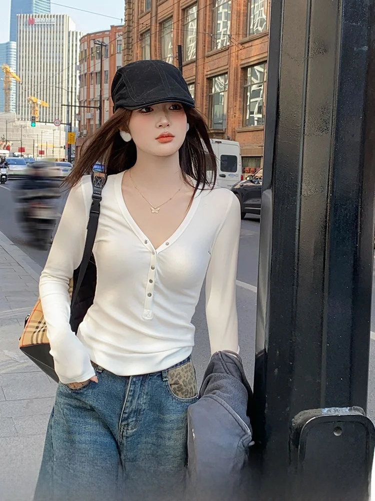 White V-Ne Base irt Long Sve Women's Inner Wear Spring 2025 Faion Unique Top Button Sle Commute Sle Slim Fit
White V-Ne Base irt Long Sve Women's Inner Wear Spring 2025 Faion Unique Top Button Sle Commute Sle Slim Fit