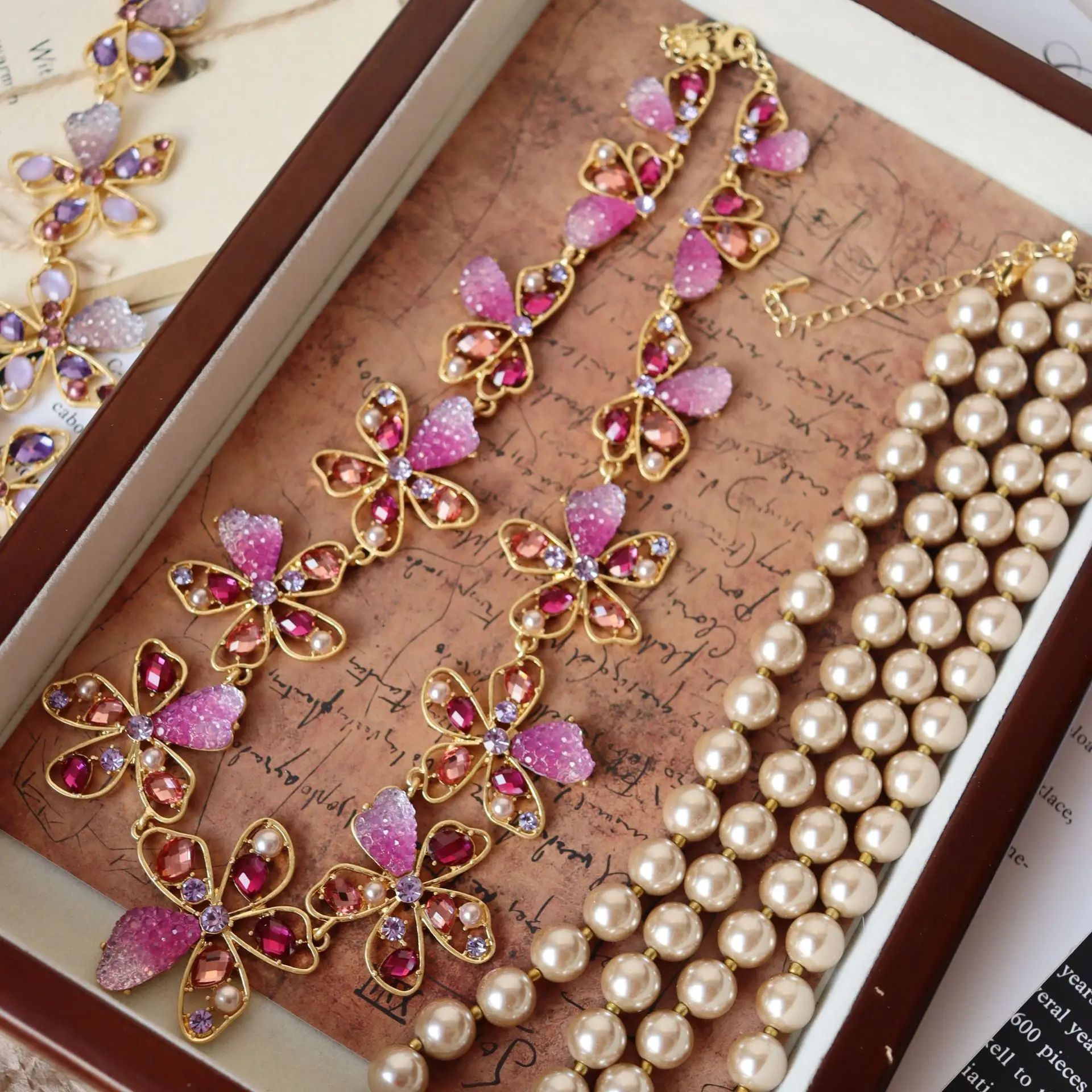 Glazed Austrian Crystal Gold-plated Necklace European and American New Luxury Fashion Dress Necklace
Glazed Austrian Crystal Gold-plated Necklace European and American New Luxury Fashion Dress Necklace