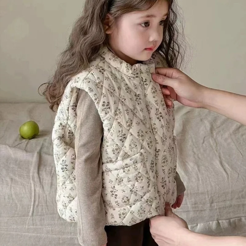 Girls Vest 2026 Autumn Winter Floral Princess Fashion Baby Girl Sleeveless Outfit Super Cute Cotton Warm Thick Vest
Girls Vest 2026 Autumn Winter Floral Princess Fashion Baby Girl Sleeveless Outfit Super Cute Cotton Warm Thick Vest