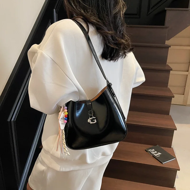 Роскошная брендовая женская сумка через плечо из натуральной кожи, элегантная сумка через плечо с просторными отделениями для хранения
Роскошная брендовая женская сумка через плечо из натуральной кожи, элегантная сумка через плечо с просторными отделениями для хранения