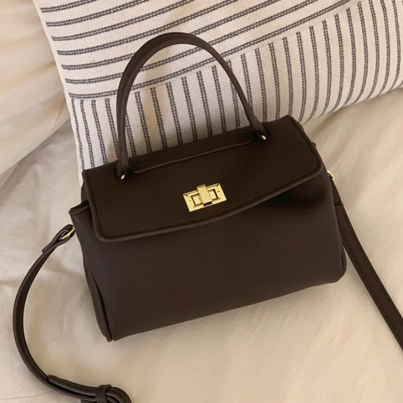 Fashion Versatile Small Square Handbag Women's Korean Retro High-end Handbag Metal Buckle Design Elegant Shoulder Crossbody Bag
Fashion Versatile Small Square Handbag Women's Korean Retro High-end Handbag Metal Buckle Design Elegant Shoulder Crossbody Bag
