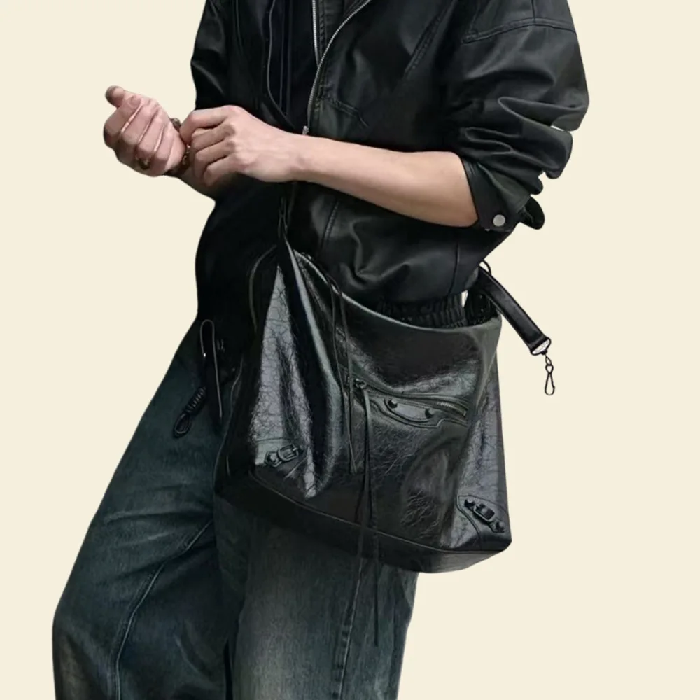 26 New Urban Locomotive Bag Casual Large Capacity Trendy Cool Rivet Portable Tote Bag First Layer Oil Wax Leather Women's Bag
26 New Urban Locomotive Bag Casual Large Capacity Trendy Cool Rivet Portable Tote Bag First Layer Oil Wax Leather Women's Bag