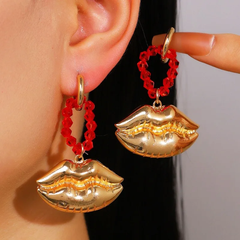 Red bead+three-dimensional golden lip earrings with niche design, a must-have accessory for trendy outfits of spicy girls
Red bead+three-dimensional golden lip earrings with niche design, a must-have accessory for trendy outfits of spicy girls