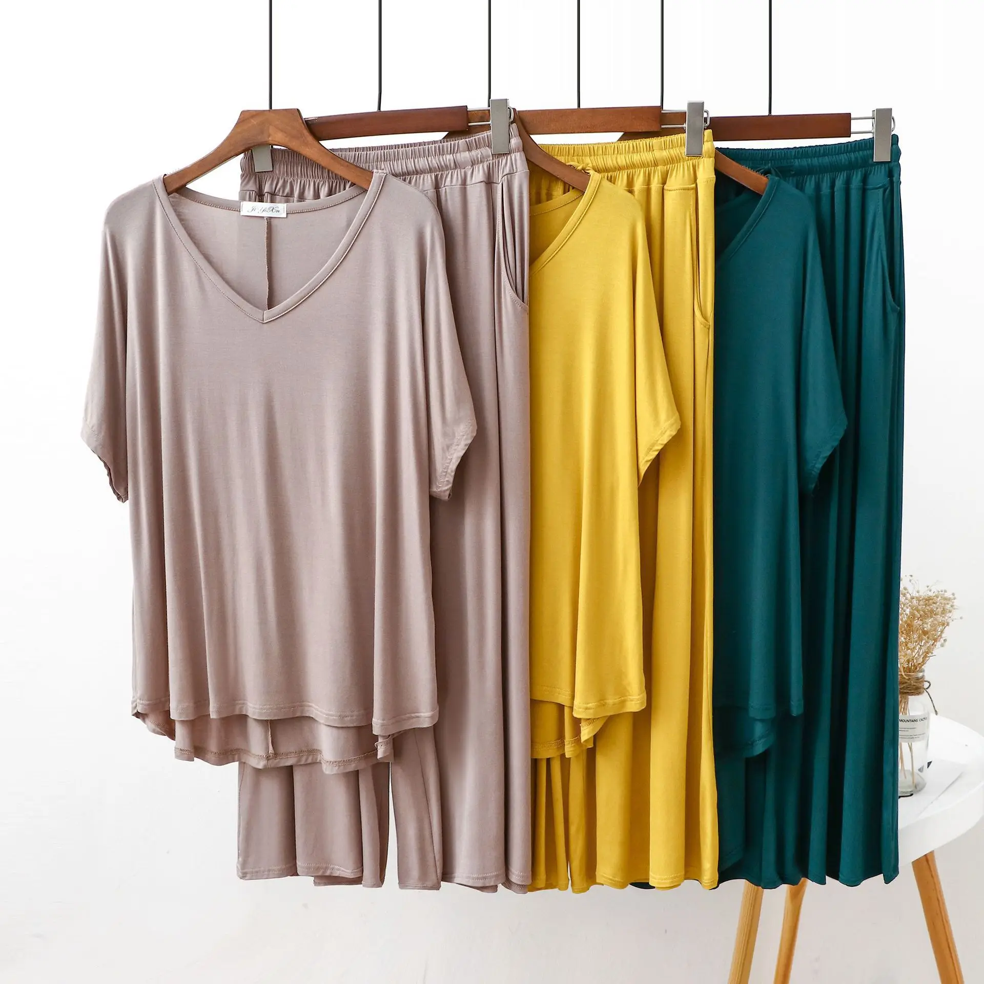 Spring and summer front short back long V-neck short-sleeved T-shirt pocket wide-leg pants set fashion solid color two-piece set
Spring and summer front short back long V-neck short-sleeved T-shirt pocket wide-leg pants set fashion solid color two-piece set