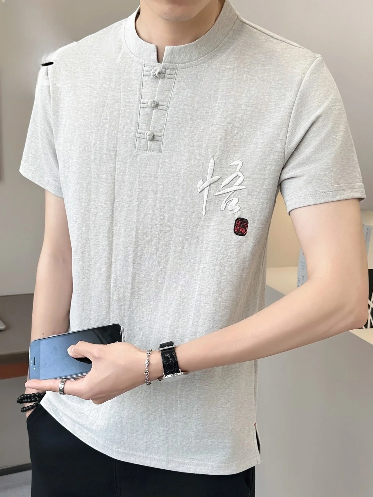 Льняная футболка с коротким рукавом для мужчин, с вышивкой, летняя, из ледяного шелка, с воротником-стойкой, свободного кроя, молодежная, модная, устойчивая к сминанию
Льняная футболка с коротким рукавом для мужчин, с вышивкой, летняя, из ледяного шелка, с воротником-стойкой, свободного кроя, молодежная, модная, устойчивая к сминанию