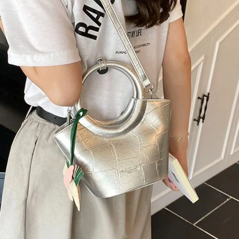 New Large-capacity Versatilebeautiful Temperament Commuter Messenger Bag Trendy Line Niche Handbag Women Simple Ins Bucket Bag
New Large-capacity Versatilebeautiful Temperament Commuter Messenger Bag Trendy Line Niche Handbag Women Simple Ins Bucket Bag