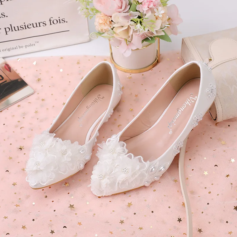 Autumn New White Lace Flat Heel Pointed Low Top Adhesive Solid Color Large Single Shoes
Autumn New White Lace Flat Heel Pointed Low Top Adhesive Solid Color Large Single Shoes