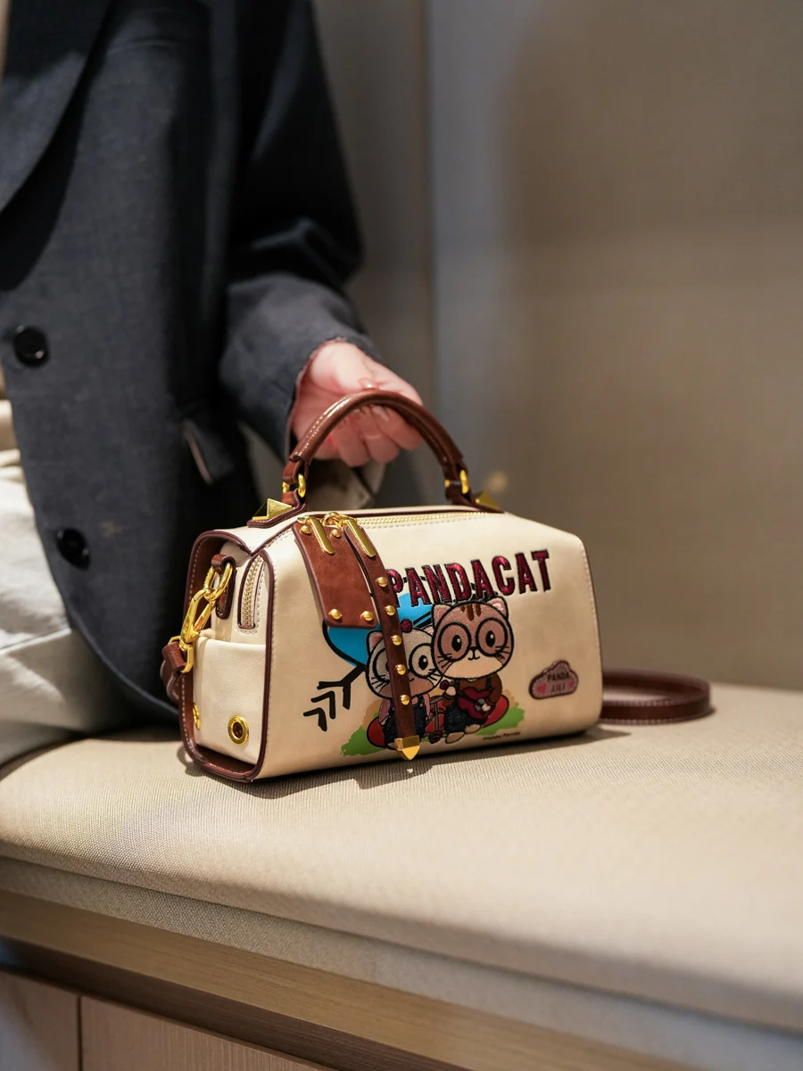 2025 New Original Design Bear Embroidery Handbag Women Commute Pillow Bag Casual Single oulder Slant Cross Bag
2025 New Original Design Bear Embroidery Handbag Women Commute Pillow Bag Casual Single oulder Slant Cross Bag