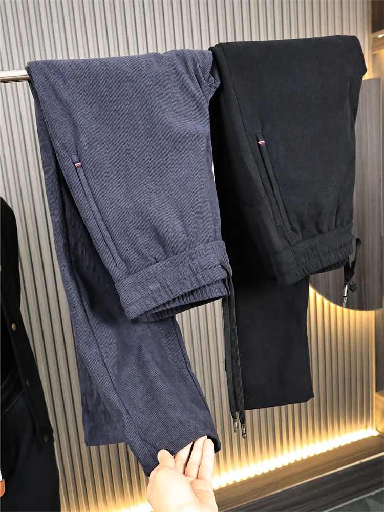 Classic Corduroy Fabric Men's Straight Leg Casual Pants Elastic Waist Autumn Winter Faion Versatile Loose Fit Long Trousers
Classic Corduroy Fabric Men's Straight Leg Casual Pants Elastic Waist Autumn Winter Faion Versatile Loose Fit Long Trousers