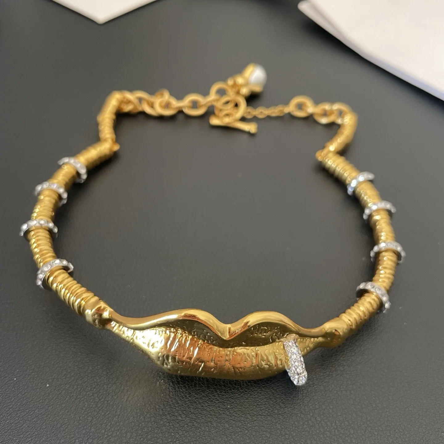 Fashion Brass Gold Plated Crystal Lips Choker Necklace Women Luxury Design Top Quality Jewelry Trend
Fashion Brass Gold Plated Crystal Lips Choker Necklace Women Luxury Design Top Quality Jewelry Trend