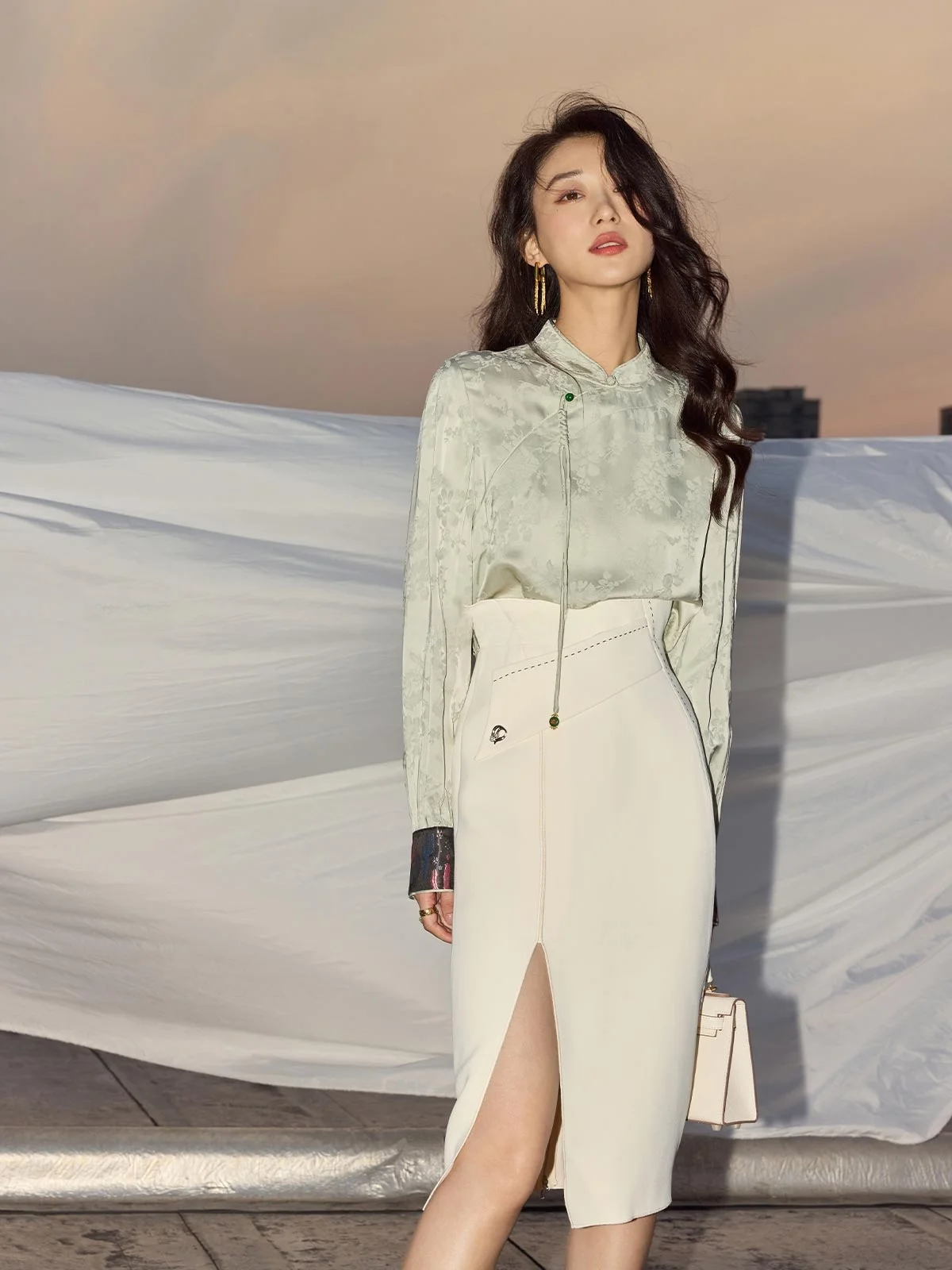 Новое китайское платье-халат Dragon Happin из шелка с вышивкой, сатиновая поверхность, национальный стиль, прямой крой, длинное
Новое китайское платье-халат Dragon Happin из шелка с вышивкой, сатиновая поверхность, национальный стиль, прямой крой, длинное